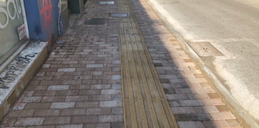 Πάτρα: Το παρκάρισμα στα νέα πεζοδρόμια της Ζαΐμη φέρνει κολωνάκια!