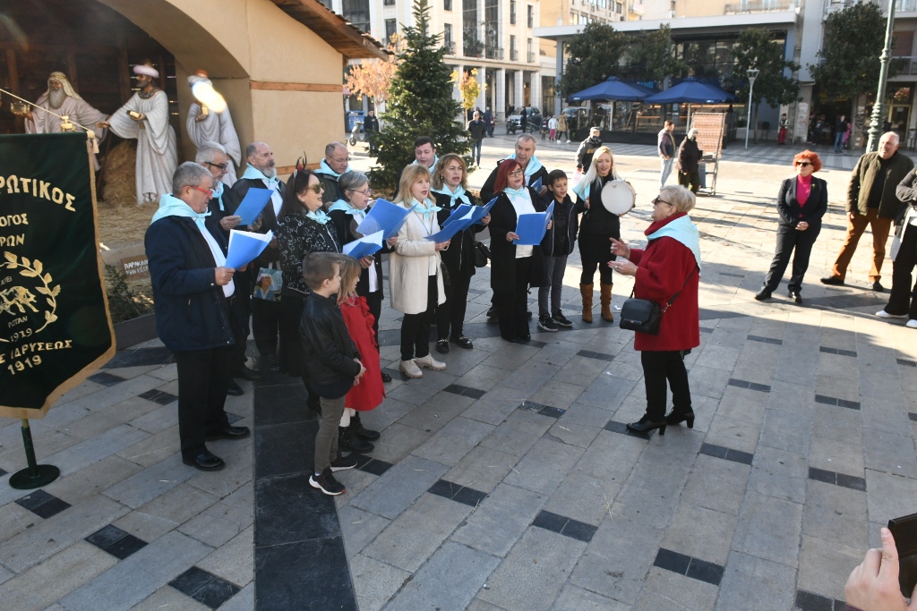 Πάτρα: Χριστουγεννιάτικα κάλαντα και τραγούδια στην πλατεία Γεωργίου - Τι έψαλαν για τον Πελετίδη - ΦΩΤΟ