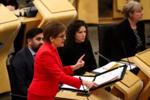 Σκωτία: Εγκρίθηκε ο νόμος που διευκολύνει τη φυλομετάβαση από το κοινοβούλιο