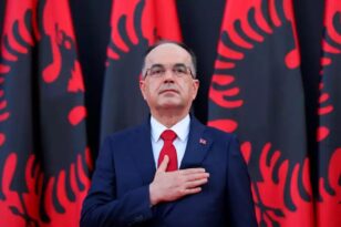Ο πρόεδρος της Αλβανίας απαίτησε να κατέβει η σημαία της Ελλάδας σε μειονοτικό δήμο - Σοβαρή καταγγελία