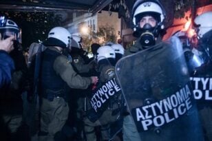 Θεσσαλονίκη: Στα δικαστήρια η οικογένεια του 16χρονου - «Θέλουμε να μπει μέσα ο αστυνομικός» - Εξιτήριο για τον διοικητή της ΟΠΚΕ - Συνάντηση με Θεοδωρικάκο BINTEO