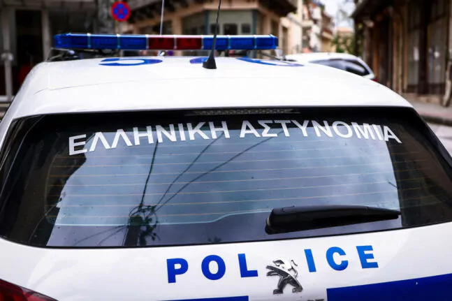 Κρήτη: Τουρίστριες δεν σταμάτησαν για έλεγχο της αστυνομίας και... συγκρούστηκαν με περιπολικό