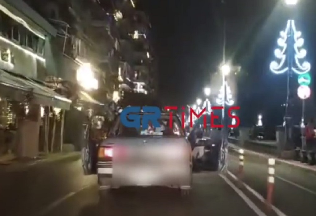 Θεσσαλονίκη: Αυτοκίνητο διασχίζει τη παραλιακή με ανοιχτές τις πόρτες! ΦΩΤΟ - ΒΙΝΤΕΟ