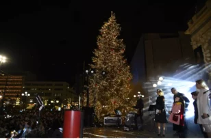 Φωταγωγήθηκε το χριστουγεννιάτικο δέντρο του Πειραιά - ΒΙΝΤΕΟ