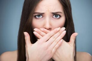 Τι μπορεί να συμβαίνει και πώς να αντιμετωπίσεις τη δυσοσμία του στόματος