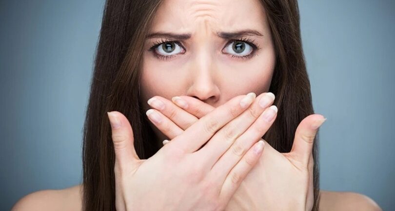 Τι μπορεί να συμβαίνει και πώς να αντιμετωπίσεις τη δυσοσμία του στόματος