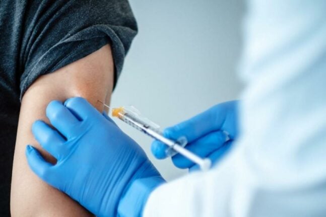 FDA: Εμβόλια κορονοϊού και γρίπης την ίδια ημέρα αυξάνουν τις πιθανότητες εγκεφαλικού