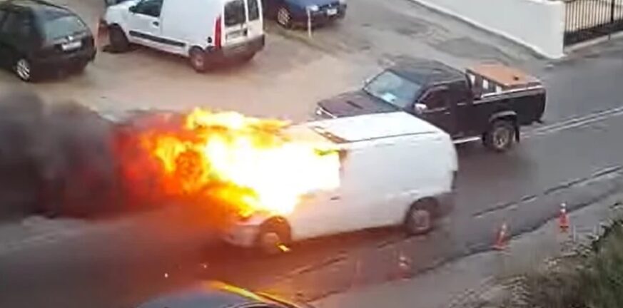 Ρέθυμνο: Φορτηγάκι έπιασε φωτιά εν κινήσει - ΒΙΝΤΕΟ