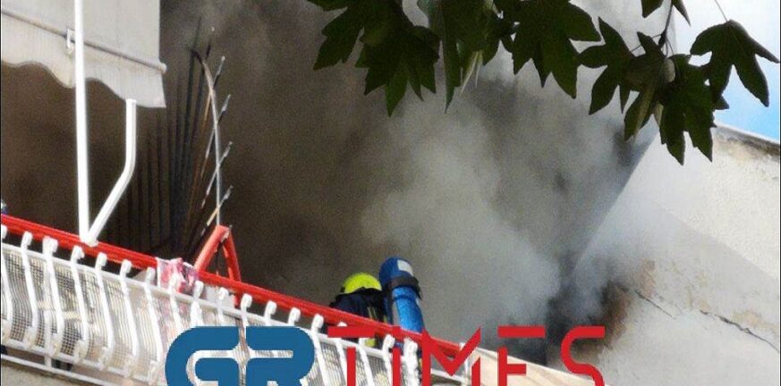 Θεσσαλονίκη: Απεγκλωβίστηκαν δύο άτομα από το διαμέρισμα που πήρε φωτιά - Υπό έλεγχο η κατάσταση ΦΩΤΟ ΒΙΝΤΕΟ