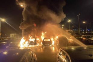 Μεγάλη φωτιά σε πάρκινγκ του αεροδρομίου της Αλεξανδρούπολης - Κάηκαν ολοσχερώς οκτώ οχήματα
