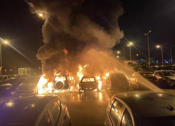 Μεγάλη φωτιά σε πάρκινγκ του αεροδρομίου της Αλεξανδρούπολης - Κάηκαν ολοσχερώς οκτώ οχήματα