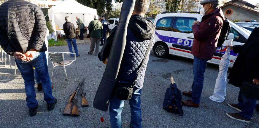 Γαλλία: Οι πολίτες περιμένουν σε ουρές για να παραδώσουν στην αστυνομία όπλα χωρίς άδεια