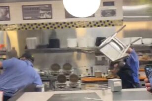 ΗΠΑ: «Έπεσε»... άγριο ξύλο ανάμεσα σε πελάτισσες και μαγείρισσες σε γνωστό εστιατόριο - Μπουνιές, κλωτσιές και «υπτάμενες καρέκλες»
