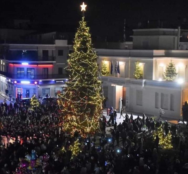 Μεσολόγγι: Φωταγωγήθηκε το χριστουγεννιάτικο δέντρο - ΦΩΤΟ
