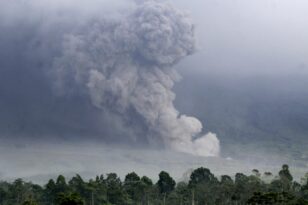 Συναγερμός στην Ινδονησία: Απομακρύνθηκαν 2.000 κάτοικοι στην Ιάβα - Έγινε έκρηξη ηφαιστείου