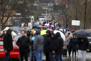 Βόρειο Κόσοβο: Οι Σέρβοι αρνούνται να αφήσουν τα οδοφράγματα