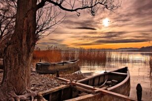 Το μυστηριακό σκηνικό της Λίμνης Πετρών που σε καθηλώνει
