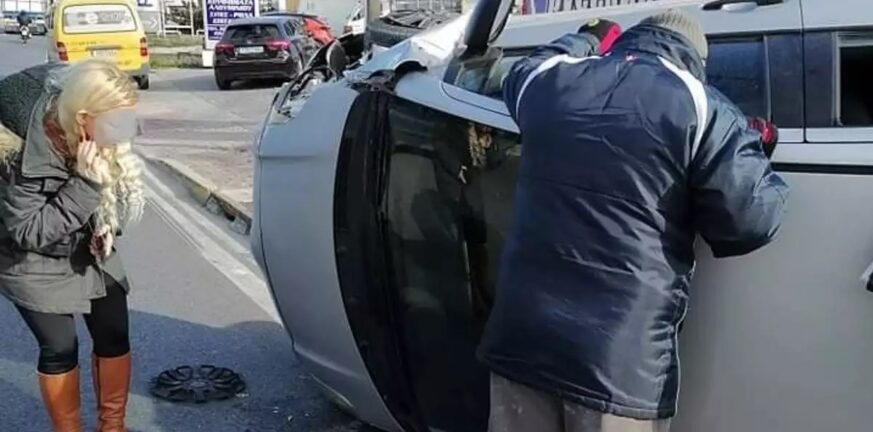 Εγκλωβίστηκε γυναίκα οδηγός μετά από τροχαίο στη Λεωφόρο Μαραθώνος