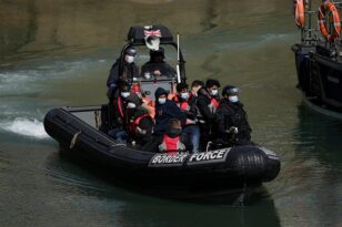 Βρετανία: Τα «σκληρά» σχέδια για την επιστροφή των Αλβανών μεταναστών που φτάνουν με βάρκες
