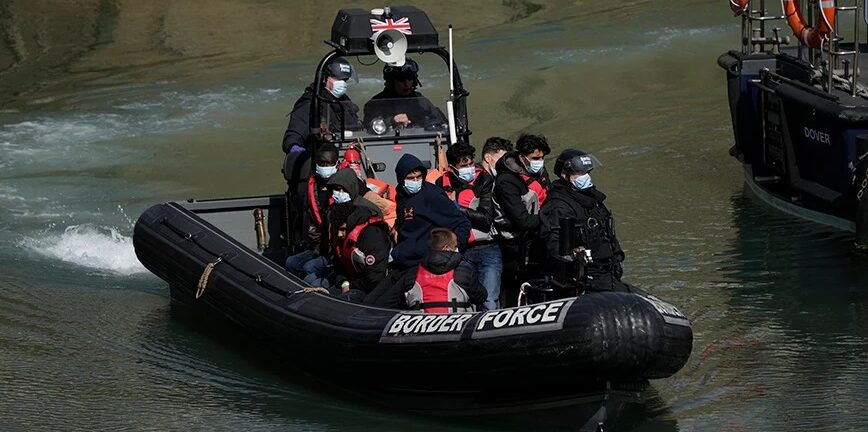 Βρετανία: Τα «σκληρά» σχέδια για την επιστροφή των Αλβανών μεταναστών που φτάνουν με βάρκες