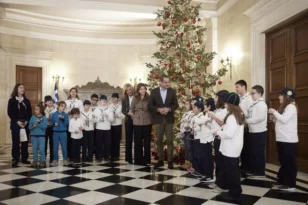 Κυριάκος Μητσοτάκης: Τα κάλαντα των Χριστουγέννων από όλη τη χώρα στον πρωθυπουργό ΦΩΤΟ - ΒΙΝΤΕΟ