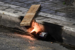 Θάνατος 16χρονου Ρομά: Πορείες διαμαρτυρίας σε όλη τη χώρα - Σοβαρά επεισόδια στην Θεσσαλονίκη, φωτιές σε Χαλκίδα και Ασπρόπυργο - ΒΙΝΤΕΟ