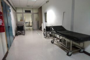 Άσχημη η κατάσταση στα νοσοκομεία: Οι πολύωρες αναμονές ασθενών και τα ράντζα στους διαδρόμους