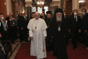 Ο πάπας Φραγκίσκος δωρίζει στην Ελλάδα θραύσματα του Παρθενώνα που βρίσκονταν στο Βατικανό