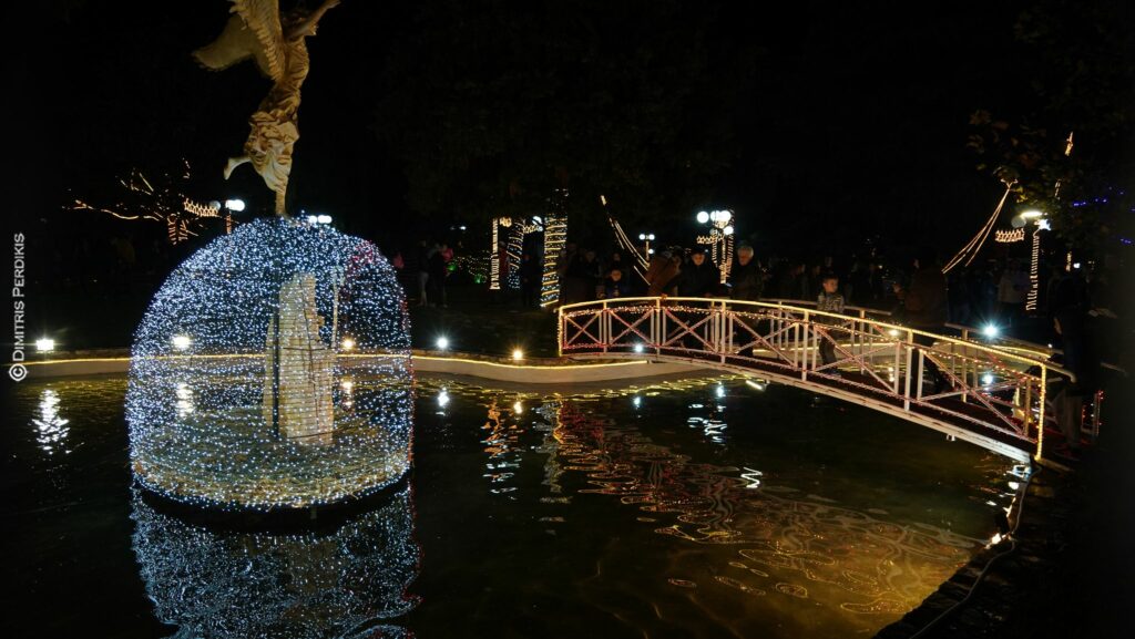 ΦΩΤΟΡΕΠΟΡΤΑΖ: Έλαμψε το «άστρο» του Αιγίου για τις φετινές γιορτές - Φωταγωγήθηκε το Χριστουγεννιάτικο Πάρκο