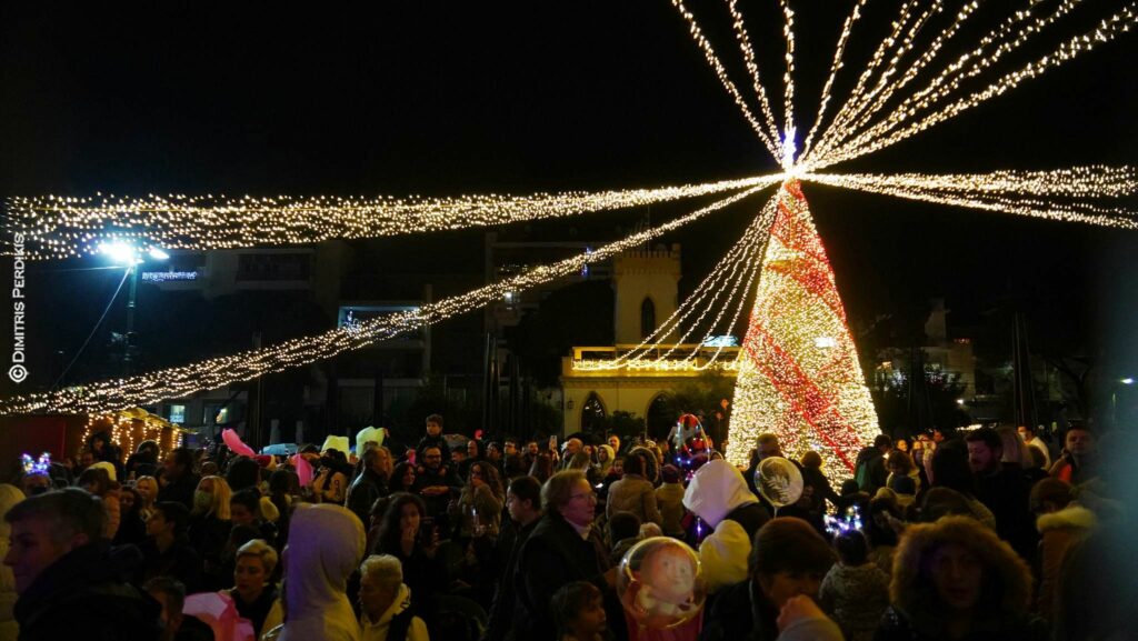 ΦΩΤΟΡΕΠΟΡΤΑΖ: Έλαμψε το «άστρο» του Αιγίου για τις φετινές γιορτές - Φωταγωγήθηκε το Χριστουγεννιάτικο Πάρκο