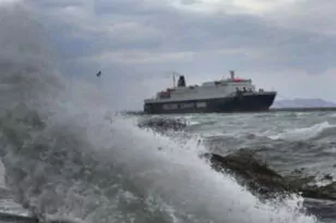 Κακοκαιρία - Αίγινα: Πλοίο δίνει μάχη με τα κύματα για να δέσει στο λιμάνι πλοίο – Έσπασε τζάμι