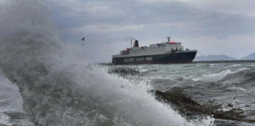 Κακοκαιρία - Αίγινα: Πλοίο δίνει μάχη με τα κύματα για να δέσει στο λιμάνι πλοίο – Έσπασε τζάμι