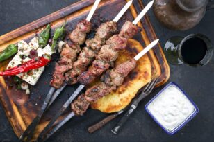 «Αργυρό» μετάλλιο στην Ελληνική κουζίνα παγκοσμίως - Στα πιο δημοφιλή πιάτα ο γύρος και το σουβλακι