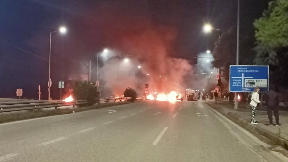 Αγρίνιο: Πετροπόλεμος και φωτιές από Ρομά στον Άγιο Δημήτριο - Έκλεισε η εθνική οδός ΦΩΤΟ - ΒΙΝΤΕΟ