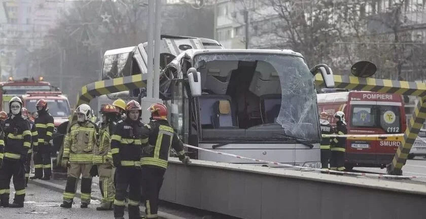 Δυστύχημα στο Βουκουρέστι: «Είναι χάλια ψυχολογικά», λέει ο δικηγόρος του οδηγού - Συγκλονιστικές μαρτυρίες επιβατών, τι εξετάζουν οι αρχές