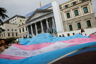 Ισπανία: Εγκρίθηκε κατ’ αρχήν το νομοσχέδιο για ελεύθερη επιλογή φύλου από την ηλικία των 16 ετών