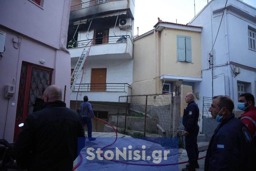 Μυτιλήνη: Δραματικός απεγκλωβισμός ηλικιωμένου - Έβλεπε το σπίτι του να καίγεται ΦΩΤΟ ΒΙΝΤΕΟ