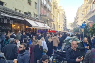 Θεσσαλονίκη: Σε γιορτινό κλίμα η πόλη - Ξέφρενη μουσική με κρασί, χορό και ψητά 