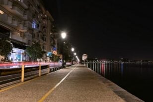 Θεσσαλονίκη: Αυτοκίνητο διασχίζει τη παραλιακή με ανοιχτές τις πόρτες! ΦΩΤΟ - ΒΙΝΤΕΟ