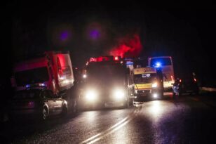 Εθνική οδός Κορίνθου - Τριπόλεως: ΒΙΝΤΕΟ από τη στιγμή που νταλίκα παίρνει φωτιά και τυλίγεται στις φλόγες