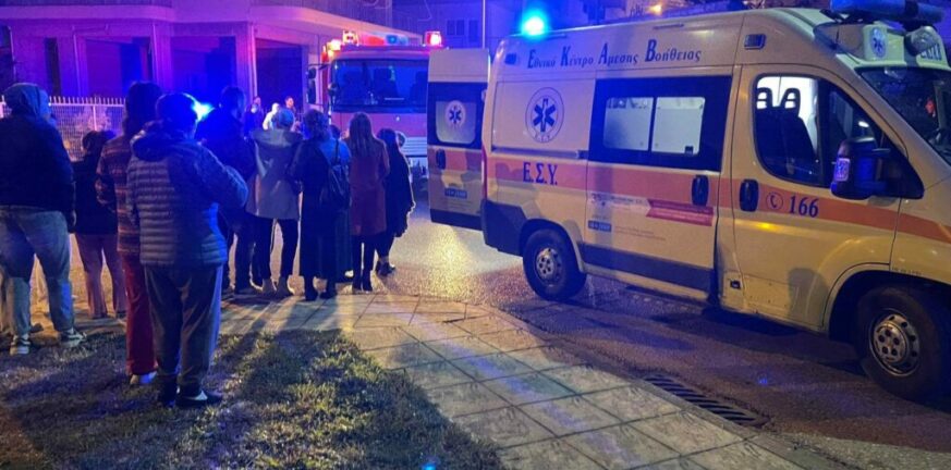 Αγρίνιο: Καρφώθηκε αυτοκίνητο σε κολώνα - Τροχαίο με απεγκλωβισμούς και τραυματίες ΦΩΤΟ