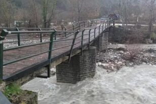 Κακοκαιρία GAIA: Φούσκωσε το ποτάμι, έκλεισε η πεζογέφυρα στα Τζουμέρκα - Κλιμάκιο της Πολιτικής Προστασίας στα Ιωάννινα ΦΩΤΟ