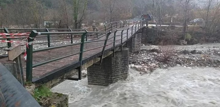 Κακοκαιρία GAIA: Φούσκωσε το ποτάμι, έκλεισε η πεζογέφυρα στα Τζουμέρκα - Κλιμάκιο της Πολιτικής Προστασίας στα Ιωάννινα ΦΩΤΟ