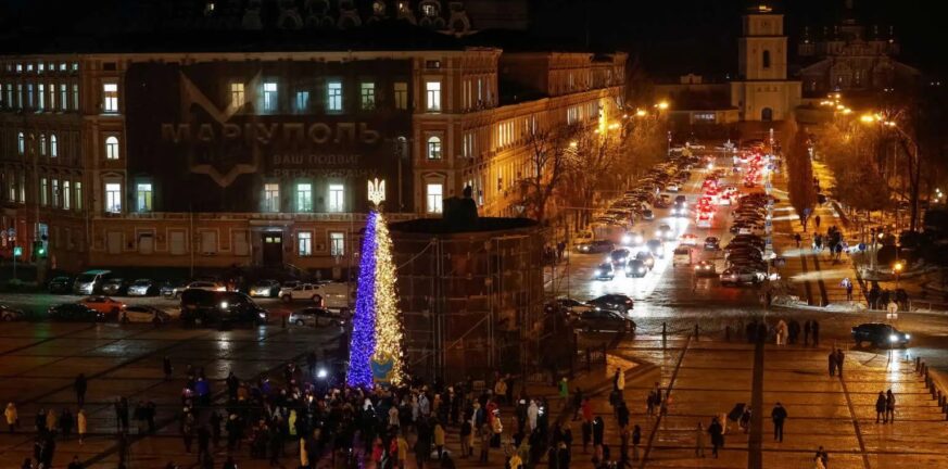 Ουκρανία: Άναψαν το χριστουγεννιάτικο δέντρο στο Κίεβο - «Η Ρωσία δεν θα κλέψει τα Χριστούγεννα» ΒΙΝΤΕΟ