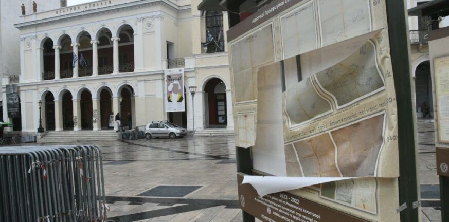 Πάτρα: Βανδάλισαν την υπαίθρια έκθεση αρχειακού υλικού στην πλατεία Γεωργίου - ΦΩΤΟ