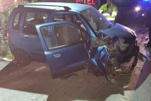 Χαλκηδόνα - Τροχαίο: Αυτοκίνητο ξέφυγε από την πορεία του και χτύπησε σε τσιμεντένια πινακίδα - Τρεις τραυματίες ΒΙΝΤΕΟ