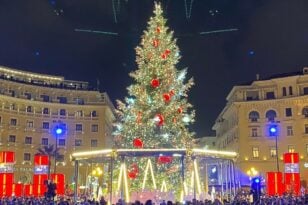 Θεσσαλονίκη: Φωταγωγήθηκε το Χριστουγεννιάτικο δέντρο στην πλατεία Αριστοτέλους ΦΩΤΟ - ΒΙΝΤΕΟ 