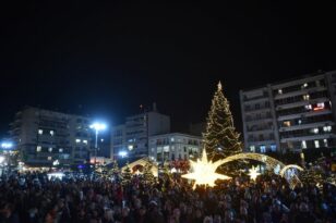 Πάτρα: Αναψε το Χριστουγεννιάτικο δέντρο - Φωτίστηκε υπό βροχή η Πλατεία Γεωργίου ΦΩΤΟ