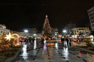 Πάτρα: Κάλαντα και Χριστουγεννιάτικα τραγούδια την παραμονή των Χριστουγέννων στην πλατεία Γεωργίου