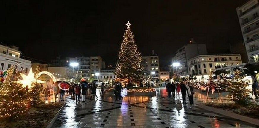 Πάτρα: Κάλαντα και Χριστουγεννιάτικα τραγούδια την παραμονή των Χριστουγέννων στην πλατεία Γεωργίου